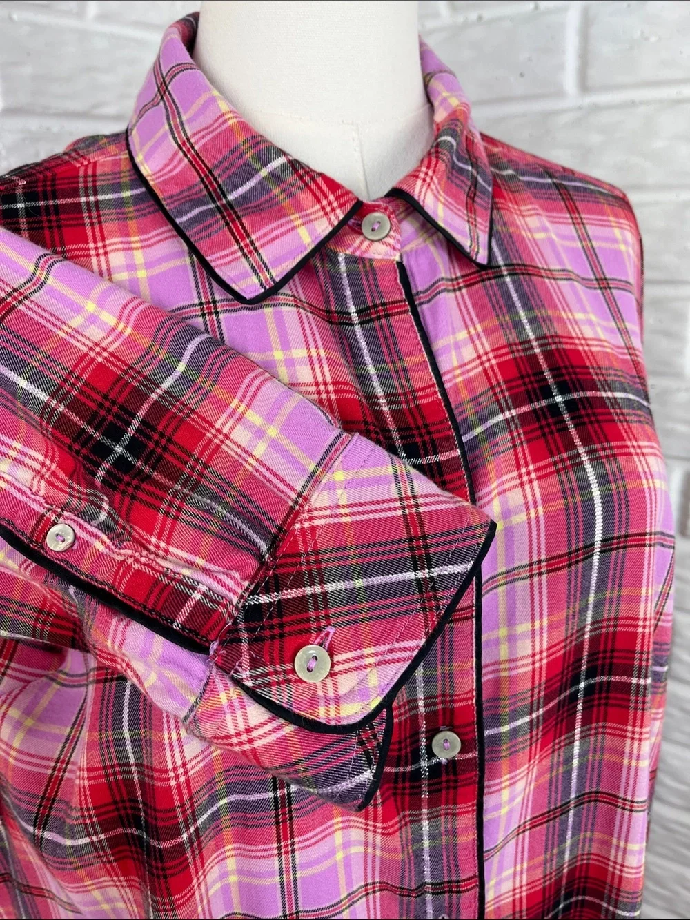 VICTORIA’S SECRET BUNDLE PLAID LONG SLEEP SHIRT SZ XL AND FUZZY SLIPPERS SZ MD